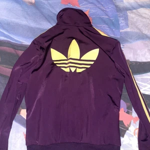 Adidas tröja  - Adidas tröja lila och gul stl s 