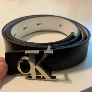 Calvin klein skärp - 100 cm långt. Extrahål är gjort längre in för att passa mindre. 