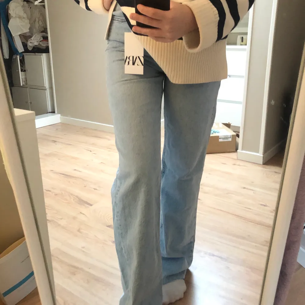 helt nya blåa jeans från zara (prislappen finns kvar) i storlek 36. säljer bara för att de inte har kommit till användning och köparen står för frakten 🤍. Jeans & Byxor.