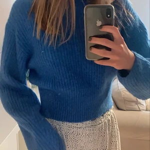 Stickad tröja - Säljer min klarblå stickade tröja. Den är köpt på Weekday och använd ett par enstaka gånger. Köpare står för frakt.💙