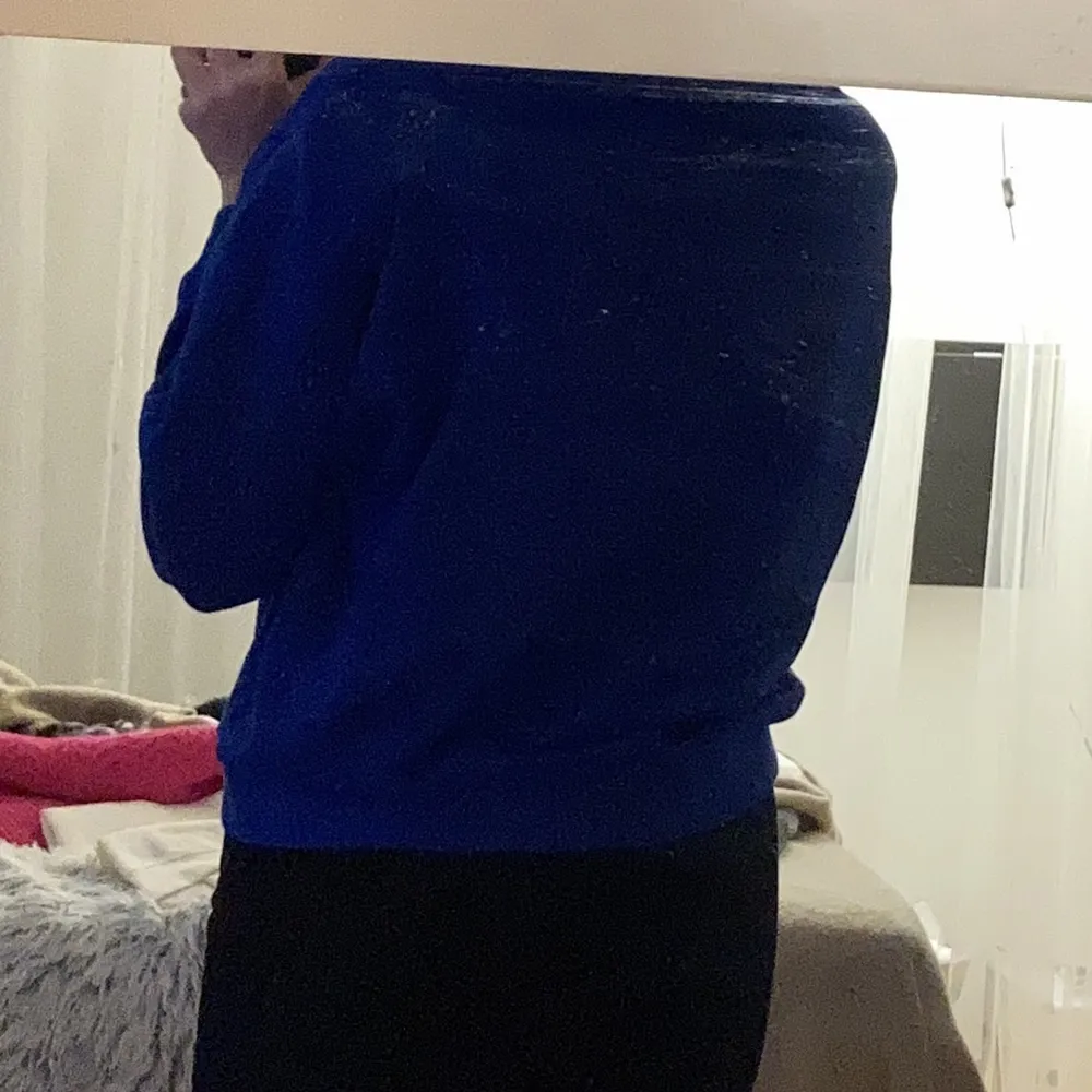 Blå sweatshirt med eget tryck på, sweatshirten är köpt från Weekday i strl M.   Vid frågor är det bara att skriva, går att få tydligare bilder (smutsig spegel)!🥰  Nytvättad!. Tröjor & Koftor.