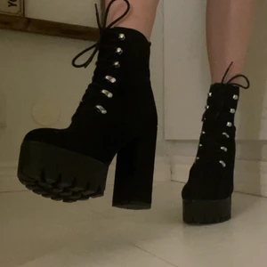 Högklackade boots - Supercoola skor som jag älskar men suger på gå i högklackat🥲 faktiskt sköna och sitter stadigt, väldigt snyggt med tex stora byxor som hänger över lite! Bara att skriva om du vill ha mer bilder/mått eller har frågor!🥰