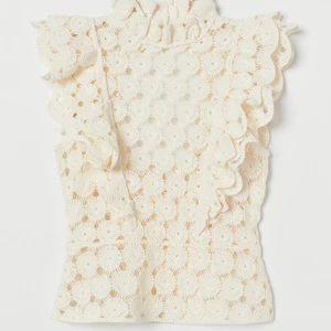 SÖKER  - Söker denna virkade topp ifrån HM storlek XS eller S💜