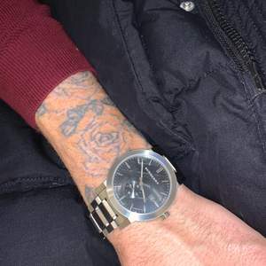 säljer en burberry klocka, i mycket fint skick för män för 1500kr, den är grå och är en väldigt lyxig klocka som passar med alla kläder. Det finns inga fel på den, nästan slm helt ny. 