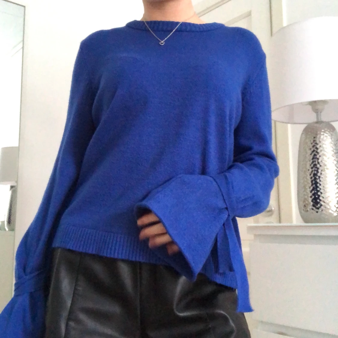 Blå tröja med knytdetalj - 90