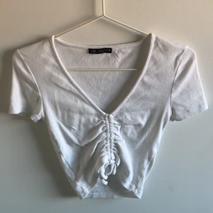 Zara topp - Vit topp med fin detalj från Zara 🤍 Framhäver bysten fint i och med knyt-detaljen där fram 😉 