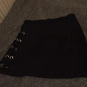 Kjol - Fin svart kjol , hämtas i Eslöv