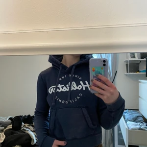 Hollister hoodie  - Använt men fint skick, croppad