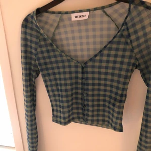 Weekday kofta  - två stycken koftor från Weekday. Ena grön och blå rutig, supersöt. andra är hel svart och är samma modell som den rutiga. Ingen av koftorna är använda speciellt mycket och är i väldigt bra skick. köp båda för 150kr eller styckvis 100kr ❗️köpare står för frakt❗️