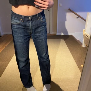 Levis 501 - Klassiska Levis 501 i strl W30 L30. Flitigt använda men i jättefint skick. Perfekt längd för mig som är runt 170. Skriv gärna vid frågor eller funderingar :))