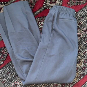 Weekday pants  - HELT nya byxor från Weekday. Använda en gång. Ångrade mig då jag redan har mycket i den färgen. Otroligt sköna. Kostym fickor på rumpan och vanliga fickor på sidan. Fett najs till vardags/ fin byxa! Utg halva priset dvs 200 kr, sedan bud!