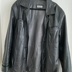 Skinn-kavaj - Säljer en skinnjacka i äkta skinn från märket ”Molltan”. Köpt begagnad. Jackan är i fint skick men har en del slitningar i fodret som inte syns när man har på sig den🥰 Kan skicka bild! Står strl 48 i den men har suttit bra på mig som har 38 (S-M) 💛