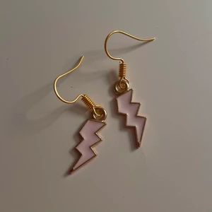 Guldörhängen med rosa blixtar 🌸 - Egengjorda guldörhängen med ljusrosa blixtar⚡️💗 24kr för frakten 🤍