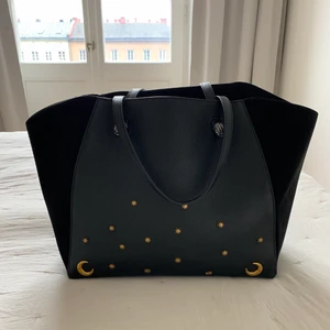 Leowulff väska - Säljer min fina Sirius large shopper limited edition bag från Leowulff, ett danskt märke som tyvärr inte längre finns att få tag på.  Köpt 2019 använt sparsamt så den är som ny.  Väskan är i svart läder och mocka. Har en uttagbar innerficka med mindre fack för nycklar osv. Väskan är väldigt slittålig, perfekt att ha till jobb/skola/resa finns massor av plats för dator osv.   Köpte väskan för 2225kr, säljer för 750kr idag. Kvitto finns. 💕☺️