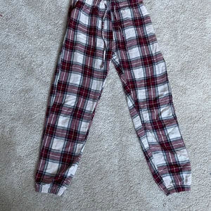 Rutiga byxor - Väldigt fina mjukisbyxor från Cubus, säljer pågrund av att jag inte andvänder dom❤️❤️ köparen står för frakt