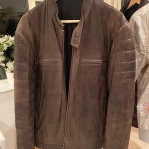 Large - En skinnjacka som jag hade för ett par år sedan, inte använd sista 3 åren. Det är en snygg & stilren skinnjacka i bra skick. Nytt pris ca 2500kr!