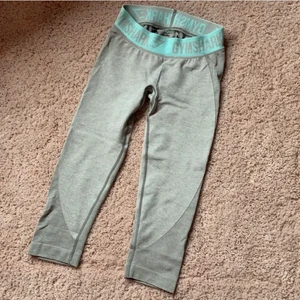 Gymshark tights grå turkos kortare model - Säljer dem här jätte fina gymshark leggingsen i storlek XS!Innerben längd 45cm. Populära tights!