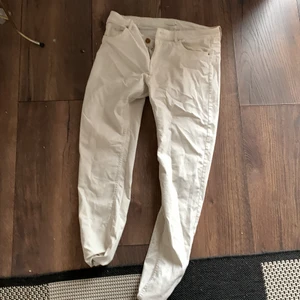 Ägg vita/vita jeans stl 42 - Säljer byxorna pga ej användning