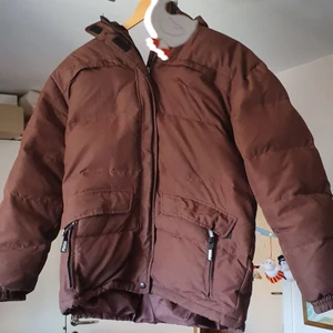Åkta Puma jacka  - I bra skick och passar till båda kön. Stk xs- m.finns fler bilder 