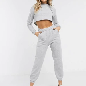 ASOS Set med croppad sweat & joggers - Helt oanvänt set från ASOS DESIGN med croppad sweat och mjukisbyxor! Supermjukt och skönt. Något små i storleken, mer som en XS än S🙏🏼 Färgen är som på bilden från hemsidan!