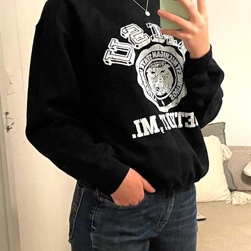 Superfin lagom oversized sweatshirt med vitt tryck ifrån Asos! Köpte för ca ett år sedan och använt sparsamt, endast liiiite knoppror på den men man märker det knappt:) Skriv för fler bilder eller frågor💕Köpare betalar frakt. Tröjor & Koftor.