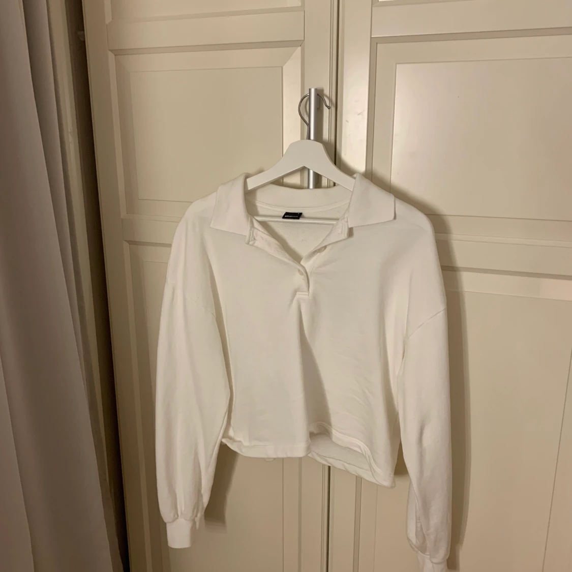 Vit sweatshirt med krage