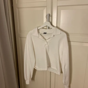 Vit sweatshirt med krage - Fint skit, ej nopprig. Nypris 379kr