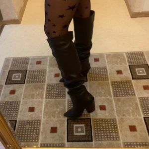 Läder stövlar från zara! - Stövlar i äkta läder från Zara, aldrig använda med prislapp och ursprunglig box. Köpta för 1600kr säljer för 900kr+frakt! 