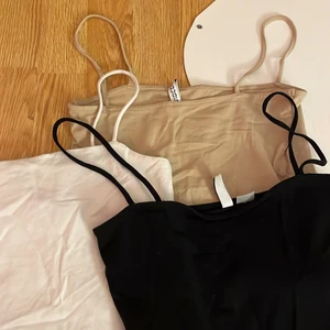 gina tricot linne  - säljer tre linnen tillsammans för ett bra pris❣️ skriv för bilder eller om du är intresserad! Två st är hm linnen och ett linne från gina tricot.