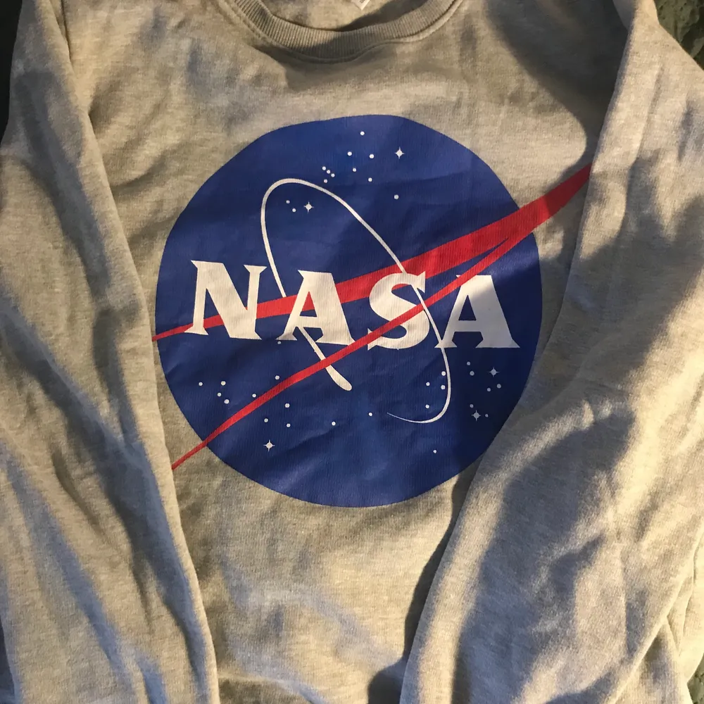 En nasa hoodie köpt på Lindex! Super mjuk och skön, använd max 2 ggr, därför nästan helt ny! Inga defekter, så gott som ny! Säljs pga att jag inte använder den! Super mjuk och skön inuti👌💗. Hoodies.