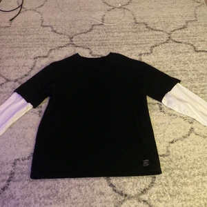 Pull&Bear långärmad tröja - denna 2 i 1 tröjan är en riktigt stylish och basic tröja som passar med allt🦋 det är tshirt som har en insytt longsleeve vid ärmen✨ köpte den från Pull&Bear för 199kr förra året✨ den är ganska använd och har lite fläckar men annars är den helt som ny🧚🏻