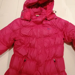 Nike jacka - En rosa dun Nike jacka som är använd ett fåtal gånger men i bra skick med fickor och avtagbar luva. Skriv till mig om ni har frågor. Jag ansvarar inte för postens slarv