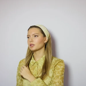 Hårband - Hårband sudda av återvunna tyger. Hårbanden på bilderna är sudda i ett ljusgultyg med struktur. Checka profilen för fler mönster!!