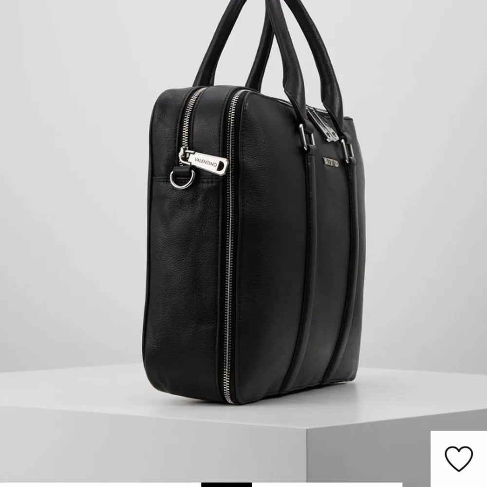 Ny Valentino bags datorväska  Superfin skinn  Köpt för 2500kr i februari  Har kvitto kvar . Väskor.