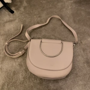 Väska - Ljusrosa väska från Carin Wester, sparsamt använd så är i fint skick!