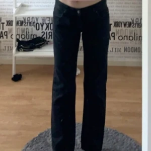 Lågmidjade jeans  - Skit snygga jeans köpta här på Plick! Har inte kommit till användning så säljer dom☺️ De sitter perfekt på mig som är 170cm!🥰 skriv om du har frågor!!