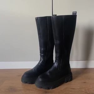 höga boots - Superfina boots, perfekta till stickadeklänning eller kjol,  nu när det är lite kyligare och man ändå vill hålla sig varm😍 nypris är 1999kr och är köpta från Nelly, använda 2 gånger så är i bra skick❤️ säljes för att de tyvärr inte kommer till så mycket användning. (Skorna har legat uppe här förr men lägger upp igen för att den som vann budgivningen inte hörde av sig).