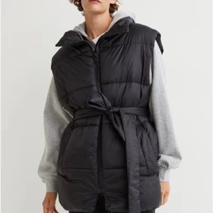 Väst slutsåld  - Svart väst från hm med knytskärp.stl xs. Slutsåld 