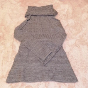 Polo klänning  - Jätte mysig polo klänning, perfekt nu till vintern. Fungerar även att ha som en lång tröja. Från gina Tricot. Använd ett fåtal gånger ser inga märken eller något liknande. 