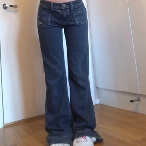 Utsvängda lågmidjade jeans - Snygga lågmidjade bootcuts som är långa! Jag är ca 160 cm lång. 