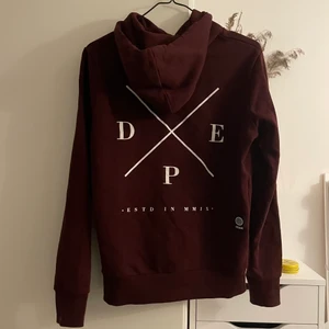 Hoodie - Säljer pågrund av att den inte kommer till andvändning. Skriv för fler bilder