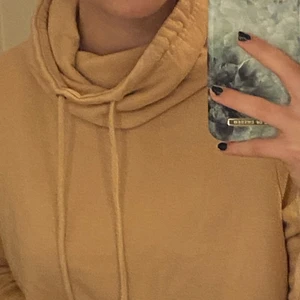 Långärmad tröja m krage - En skön tröja med krage som går att spänna, inte min stil längre