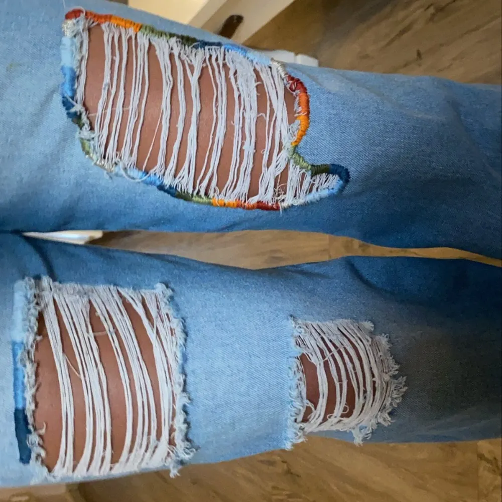 Ljusblåa jeans med detaljer runt slitningen som jag gjort själv. De är lite för långa för mig, är 165cm. . Jeans & Byxor.