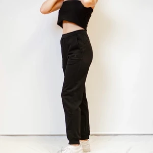 Svarta mjukisbyxor - Svarta mjukisbyxor, passar perfekt för både träning och en dag i soffan 🥰