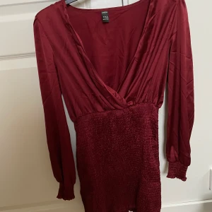 Röd klänning  - Jätte fin klänning ifrån Shein. Sitter fint på kroppen men för kort för mig tyvärr. Helt oanvänd, endast testad