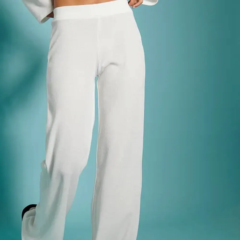 Helt nya, vita byxor från Hannah schönbergs kollektion. Helt oanvända endast provade en gång . Jeans & Byxor.