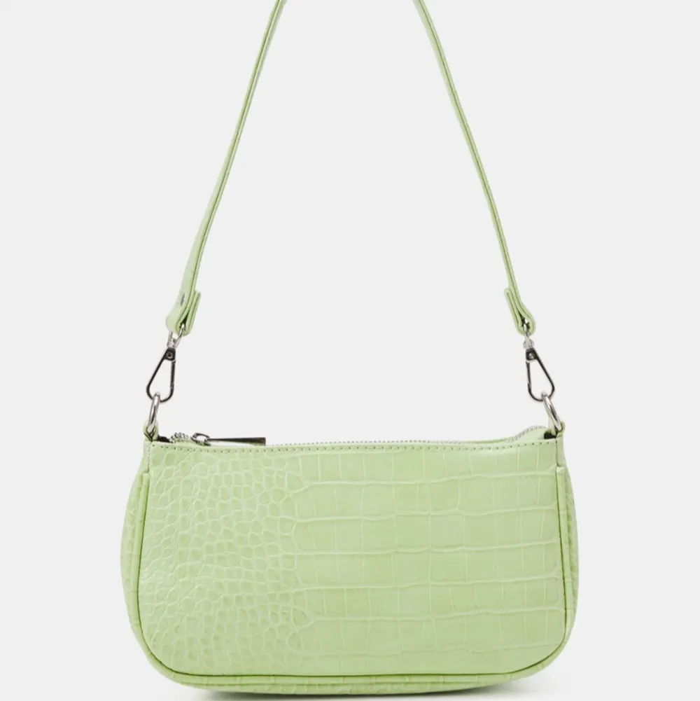 Grön axelremsväska från Gina tricot i modellen NORA BAG, så fin sage grön färg. Köpt för 239kr säljer för 70kr+frakt🧩💚. Väskor.