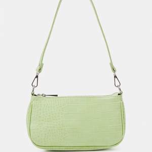 Grön axelremsväska från Gina tricot i modellen NORA BAG, så fin sage grön färg. Köpt för 239kr säljer för 70kr+frakt🧩💚