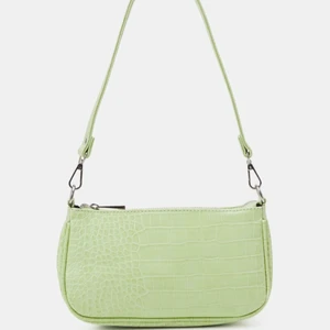 Grön axelremsväska  - Grön axelremsväska från Gina tricot i modellen NORA BAG, så fin sage grön färg. Köpt för 239kr säljer för 70kr+frakt🧩💚