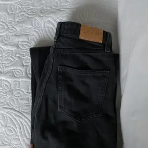 Jeans från monki i yoko modell, urtvättad svart